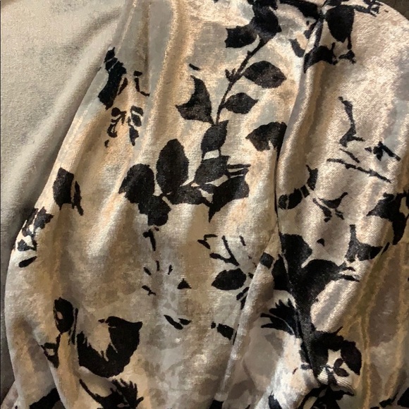 🌹Vintage 3/4 Black & Silver Velvety Top🌺 - Picture 6 of 8